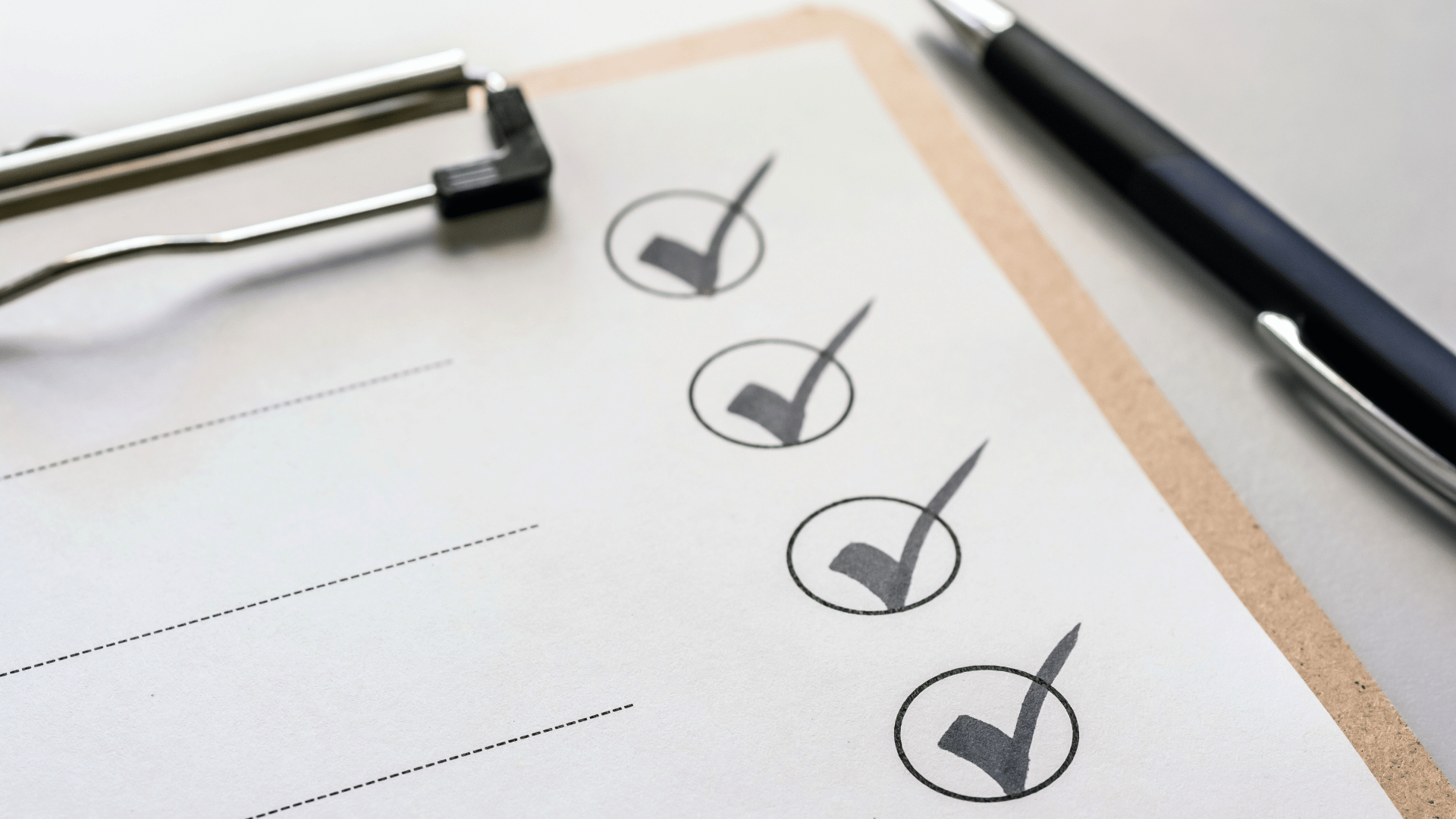 Brennende Glühbirne als Symbol für effizientes Ressourcenmanagement KeyLogic CAFM