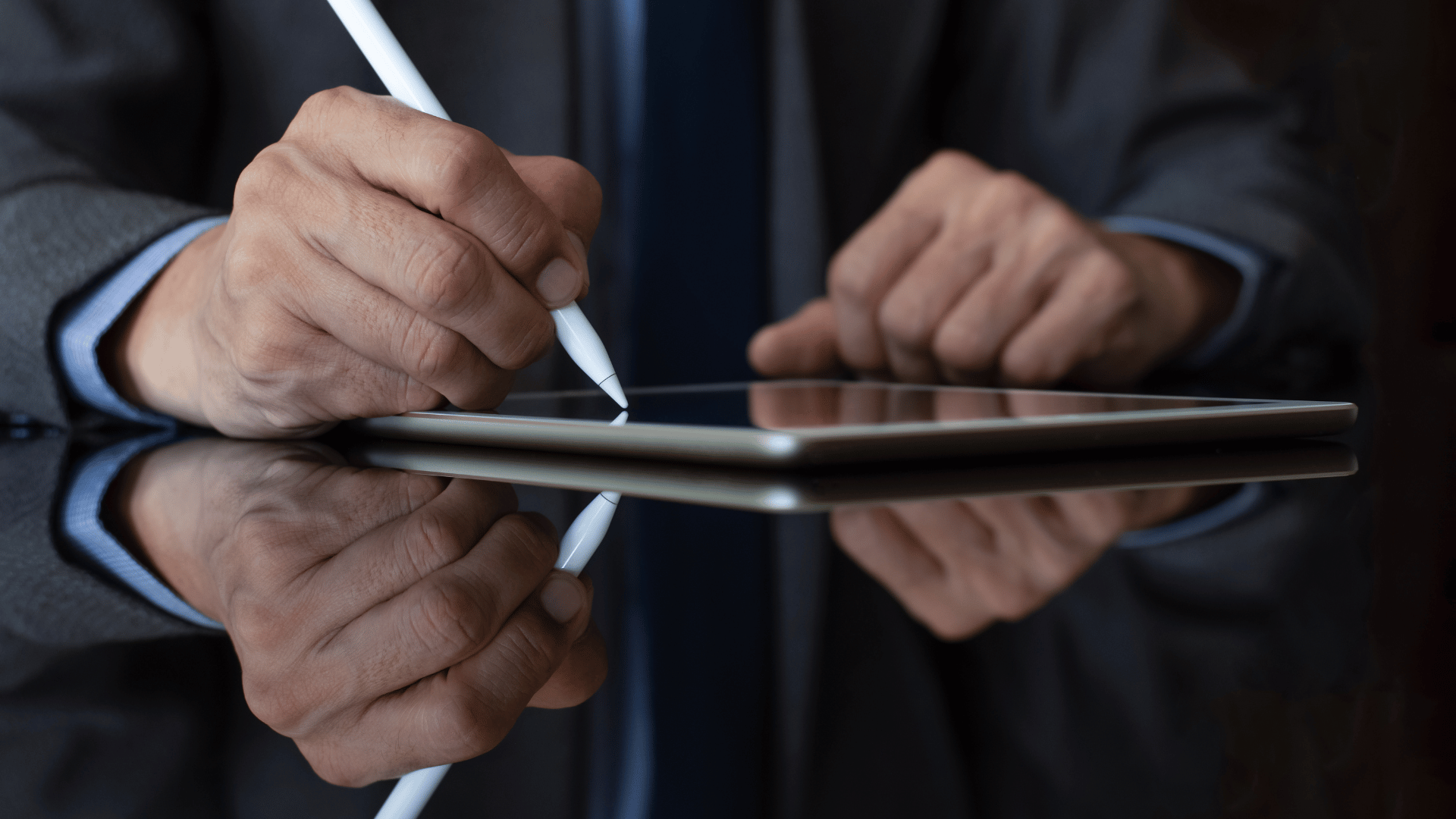 Brennende Glühbirne als Symbol für effizientes Ressourcenmanagement KeyLogic CAFM