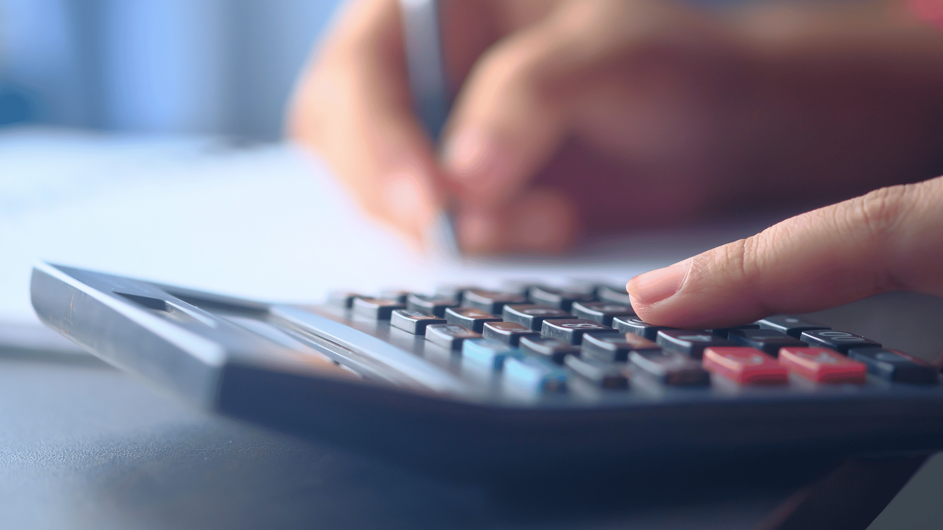 Brennende Glühbirne als Symbol für effizientes Ressourcenmanagement KeyLogic CAFM