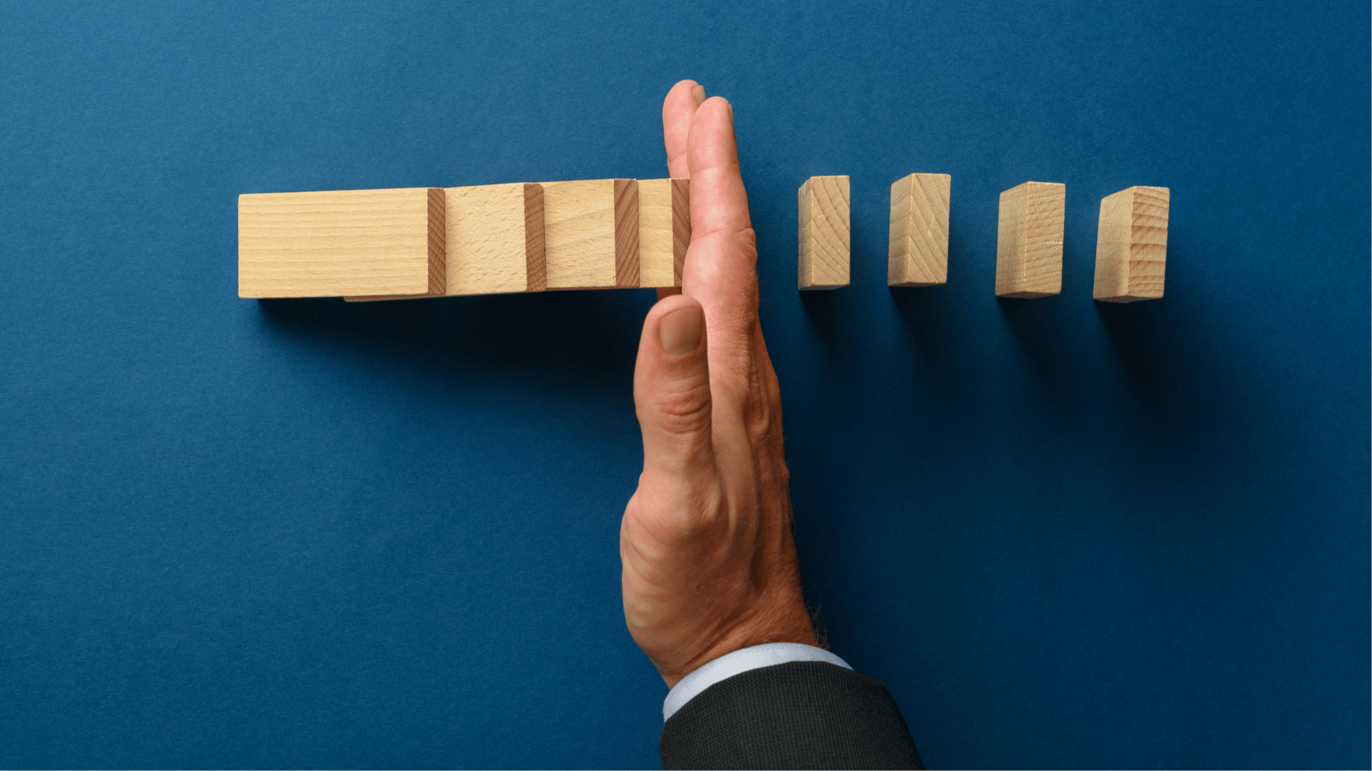 Brennende Glühbirne als Symbol für effizientes Ressourcenmanagement KeyLogic CAFM